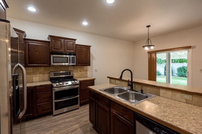 Building Photo - 2743 Spruce Dr
