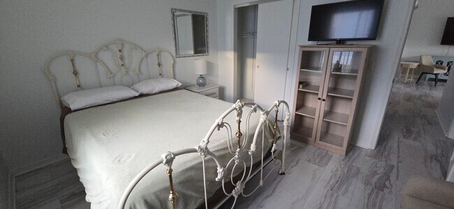 Building Photo - Village of Del Mar