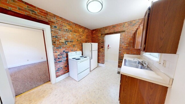 Building Photo - SPACIOUS Single Family House AVAILABLE Fal...