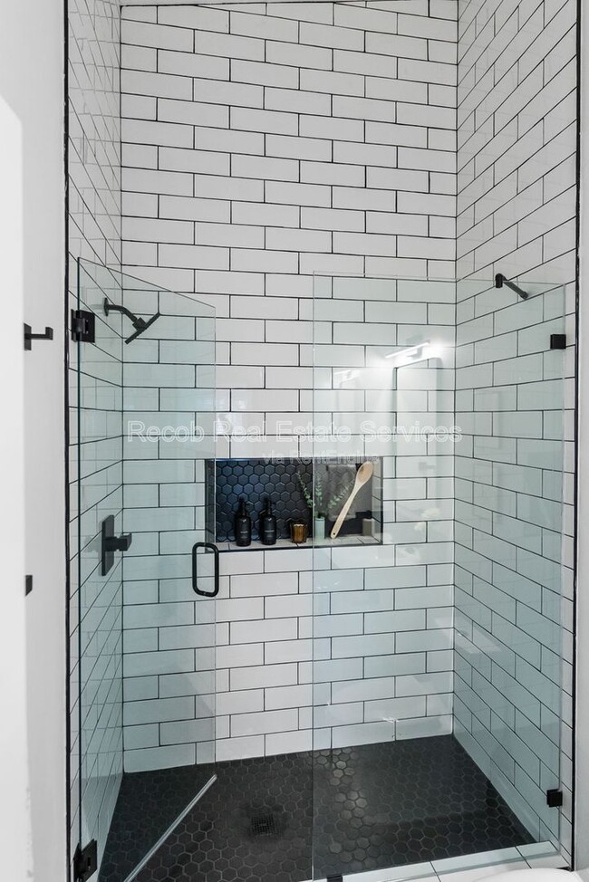 Building Photo - 832 Desty St