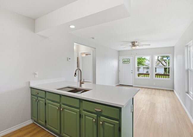 Building Photo - Fully Updated 2 Bedroom Home Near Randolph AFB