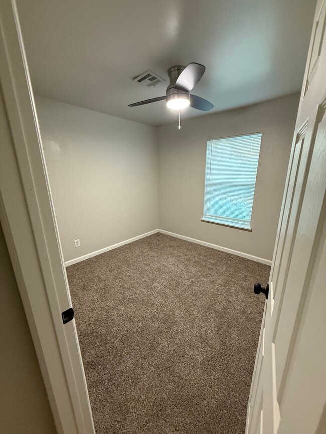 Building Photo - 917 Hillpoint Ln