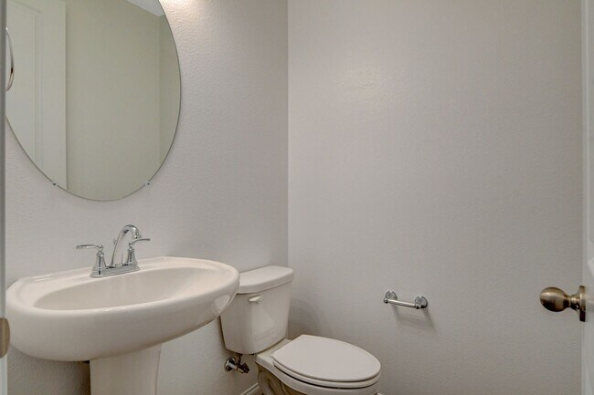 Building Photo - Newly built Home, gated