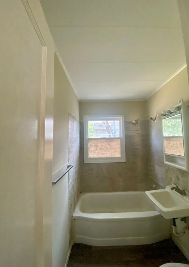 Building Photo - Charming 2 Bedroom House