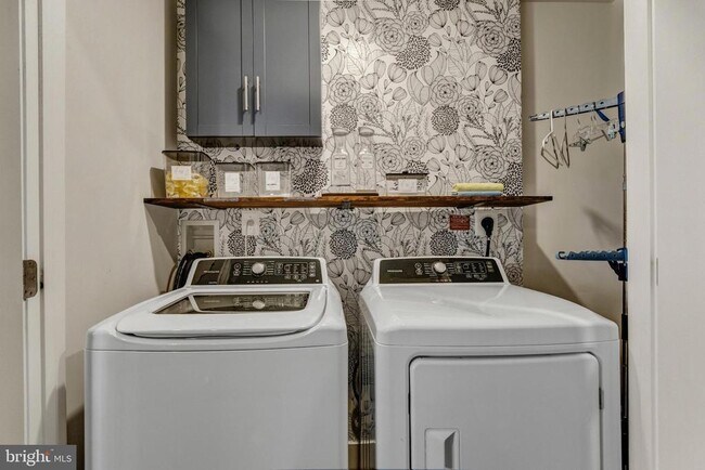 Building Photo - 11716 Emily Dickinson Pl