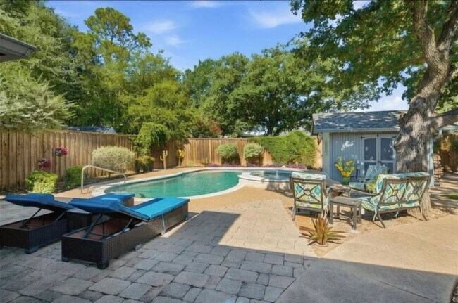 Building Photo - 306 Country Manor Dr