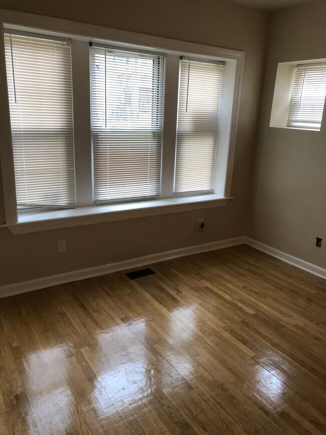 Building Photo - 5962 Oakherst Plz