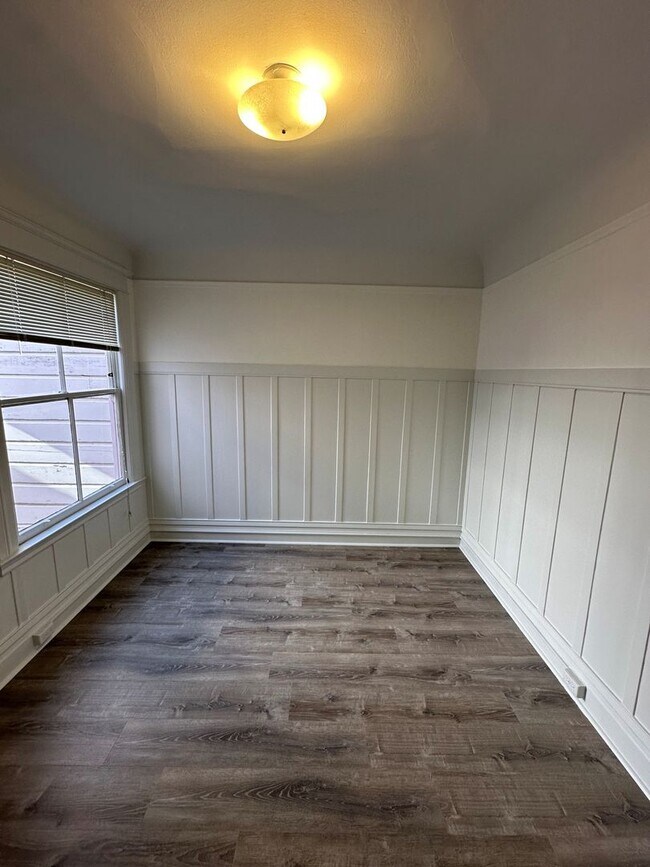 Building Photo - 1141