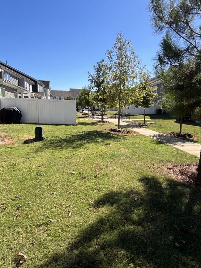 Building Photo - Newer 3 Bed + Loft Townhome in Davis Lake ...