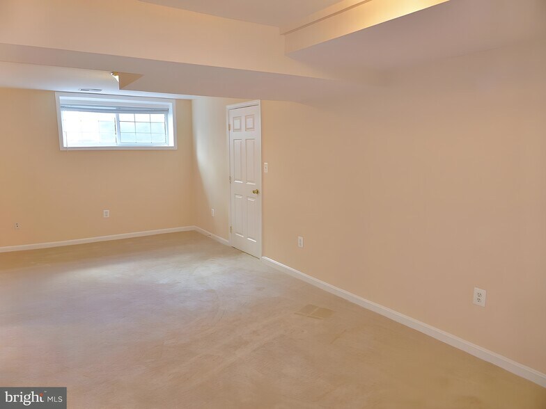 Building Photo - 5208 Heming Ave