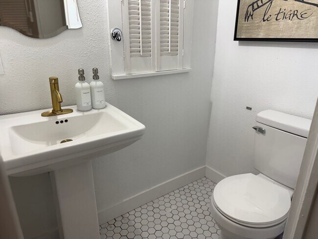 Building Photo - Charming 3 Bedroom House in Park Hill