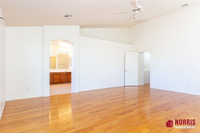 Building Photo - Beautiful Large Home Available Now!
