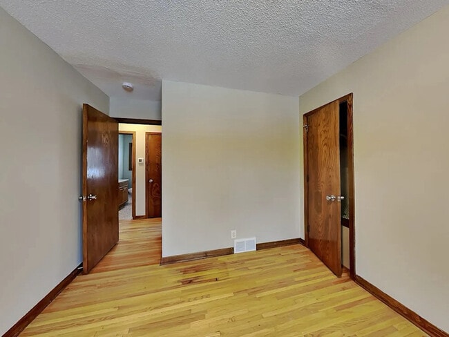 Building Photo - 3021 Commodore Dr