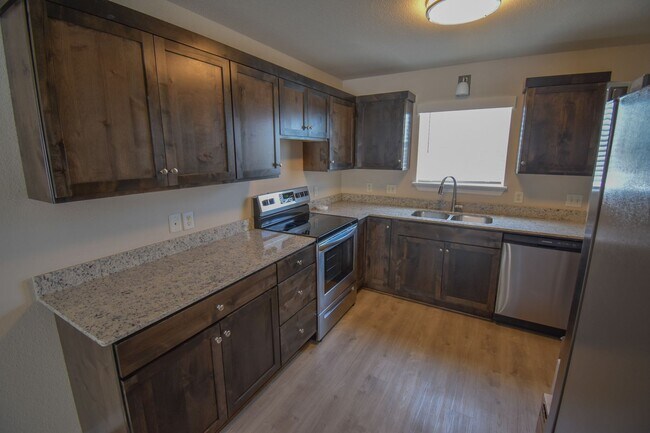 Building Photo - 2 Bedroom 2.5 Bath Townhome in Farmington!