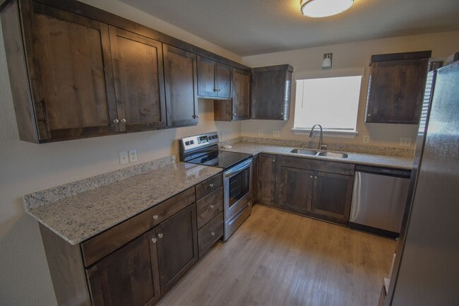 Building Photo - Farmington Townhome Available