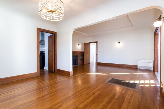 Building Photo - Charming Spanish in Kensington