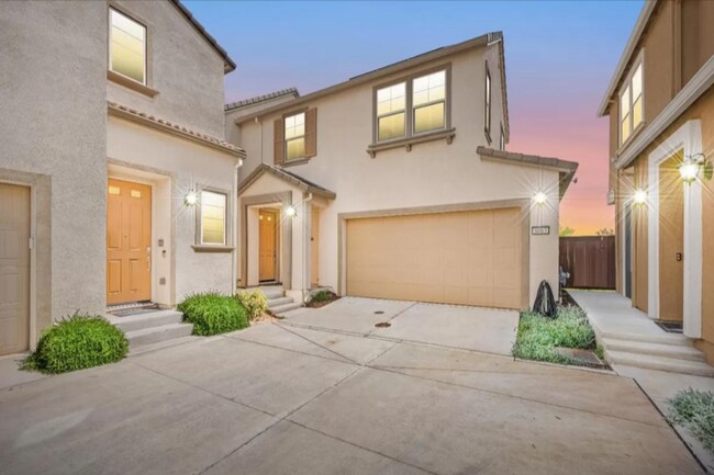 Primary Photo - Dream Home Alert: 5 Bedrooms of Pure Comfo...
