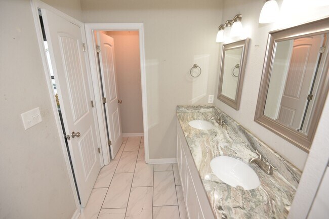 Building Photo - Spacious Single Family w/ Two Master Suites