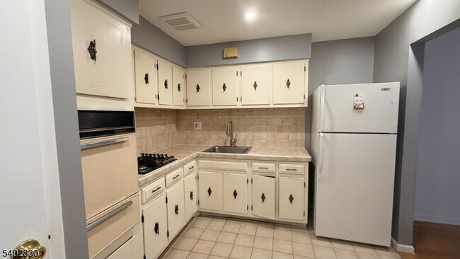 Building Photo - 352 Hoover Ave