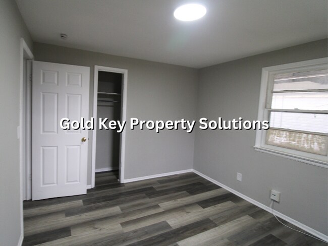 Building Photo - 2 BR 1 BA Eastside House with All New Flooring and Paint (SECTION 8 APPROVED)