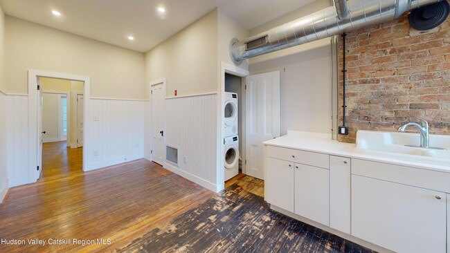 Building Photo - 33 Main St