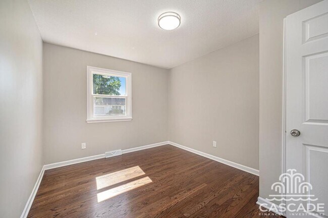 Building Photo - 806 SW Lea Dr