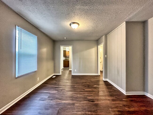 Building Photo - 3 bed 1 bath located on the East Side
