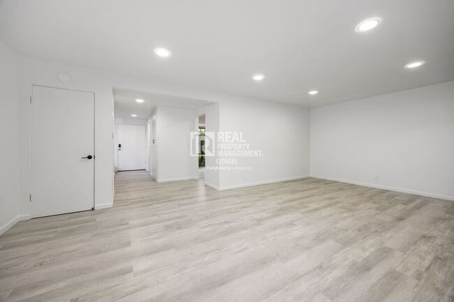 Building Photo - 963 Glencliff St