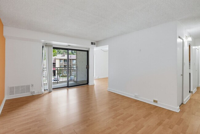 Building Photo - 5911 Tamar Dr