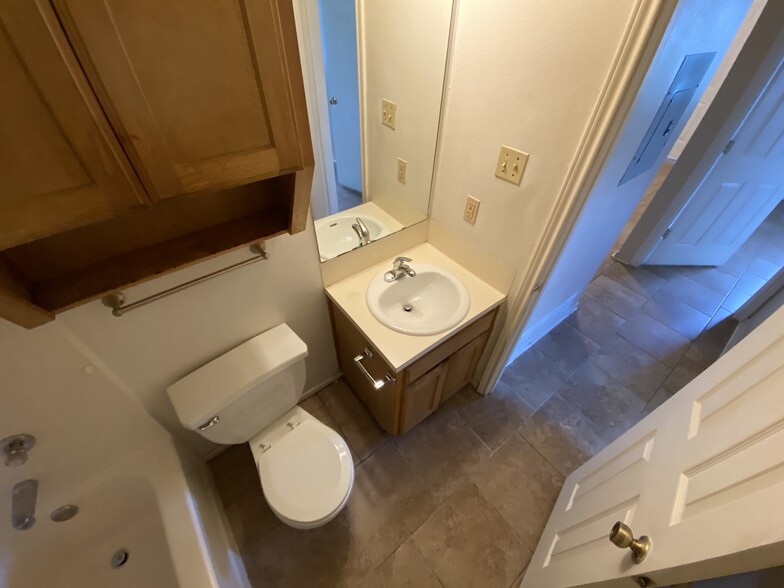 Building Photo - 1504 Benttree Dr