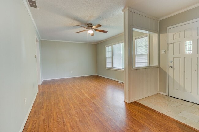 Building Photo - Freshly Updated House