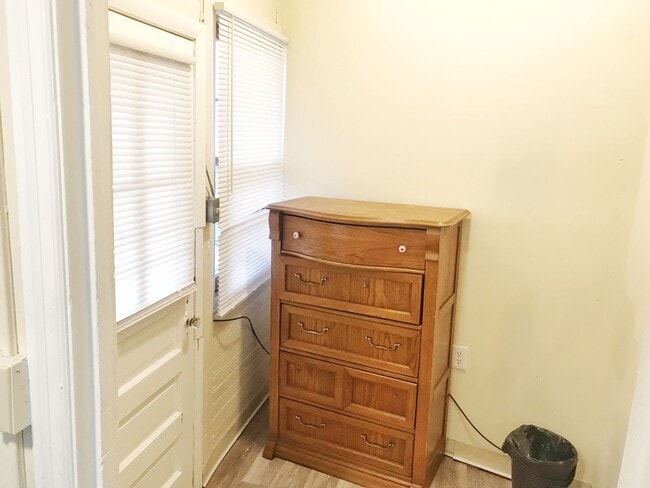 Building Photo - 1431 Bank St