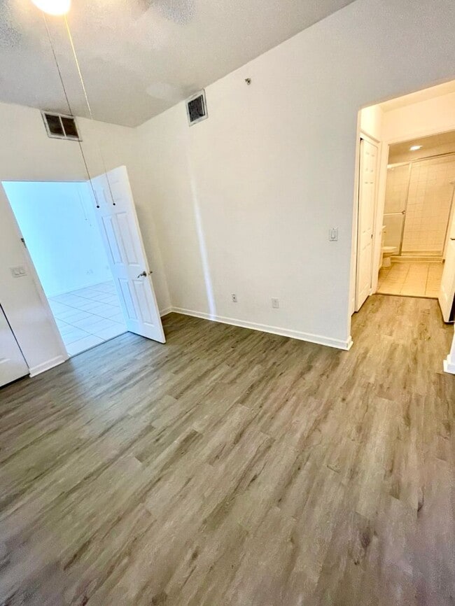 Building Photo - Two bedroom condo in gated Marsh Harbour community