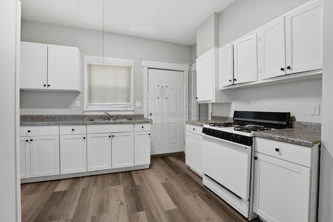 Building Photo - 727 Sutcliffe Ave