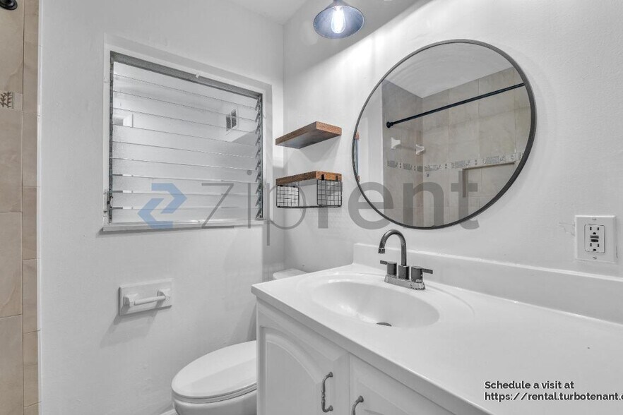 Building Photo - 3321 W Iowa Ave