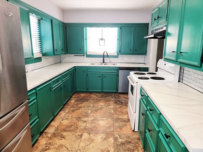 Building Photo - Spacious 3/2/1 with Additional Living Area/Game Room & Yard Service