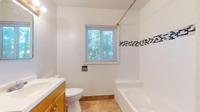 Building Photo - 2560 Fowler Ave