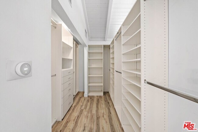 Building Photo - 5614 Ponce Ave