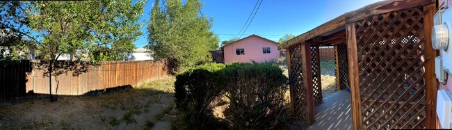 Building Photo - 3 Bedroom 1.5 Bath House Large 2 Car Detac...