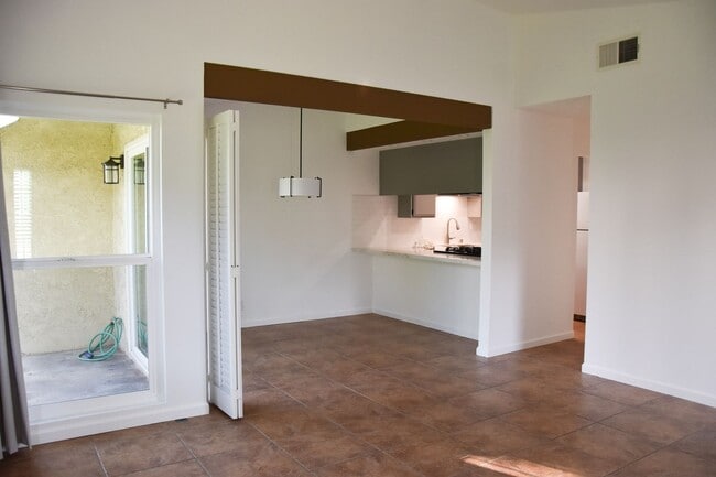 Building Photo - 3340 E Collins Ave