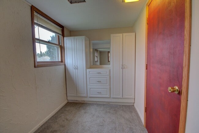 Building Photo - 5 bedroom home