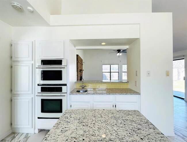 Building Photo - 306 Applewood Dr