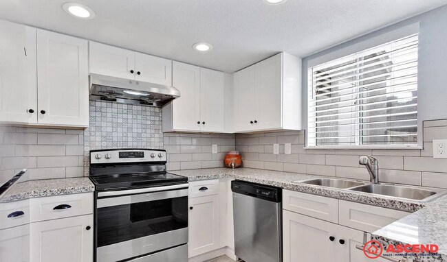Building Photo - 2600 Brookside Dr
