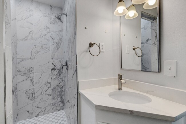 Building Photo - Modern Sarasota 3 Bedroom Home With Separa...