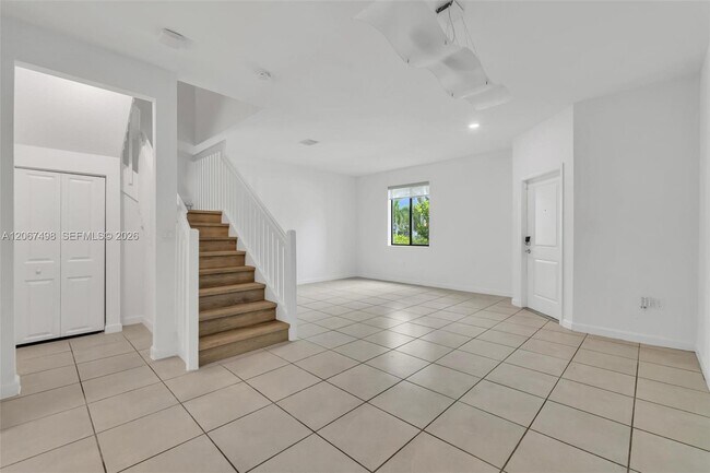 Building Photo - 582 NE 207th St