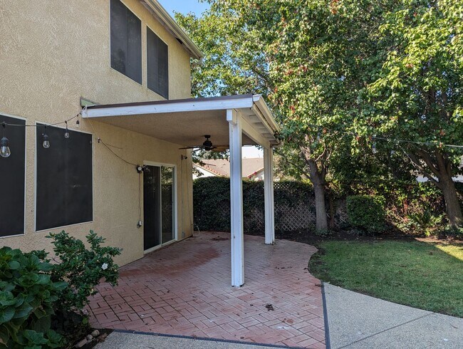 Building Photo - Nice and modern home with upgraded amenities, a wonderful floor plan, master suite, nice backyard...