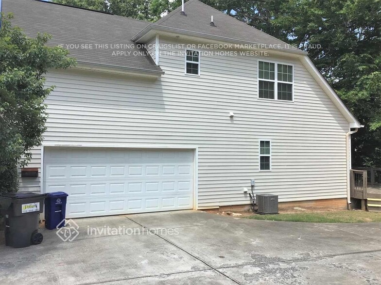 Building Photo - 200 Autumn Creek