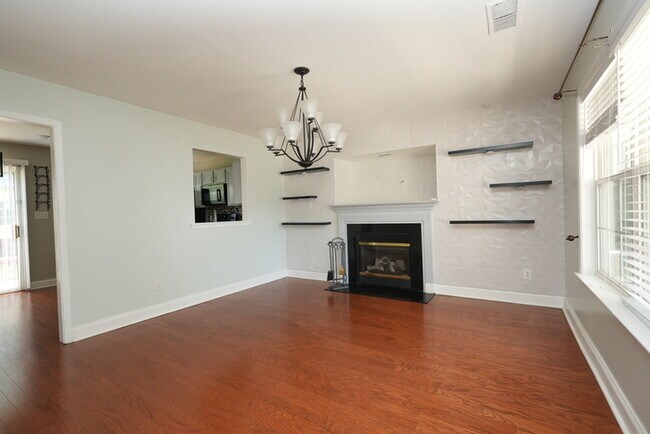 Building Photo - Spacious 4-bedroom, 2.5-bath home with a p...
