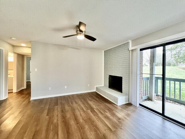 Building Photo - 3 BEDROOM CONDO IN TERRIFIC LOCATION!