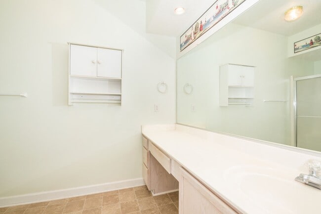 Building Photo - Beautiful Condo in Virginia Beach